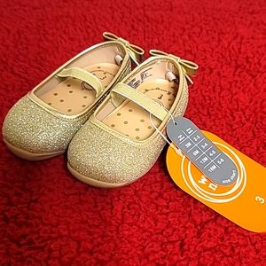 Wonder nation infant girl shoes, size 3. Color gold. NWT